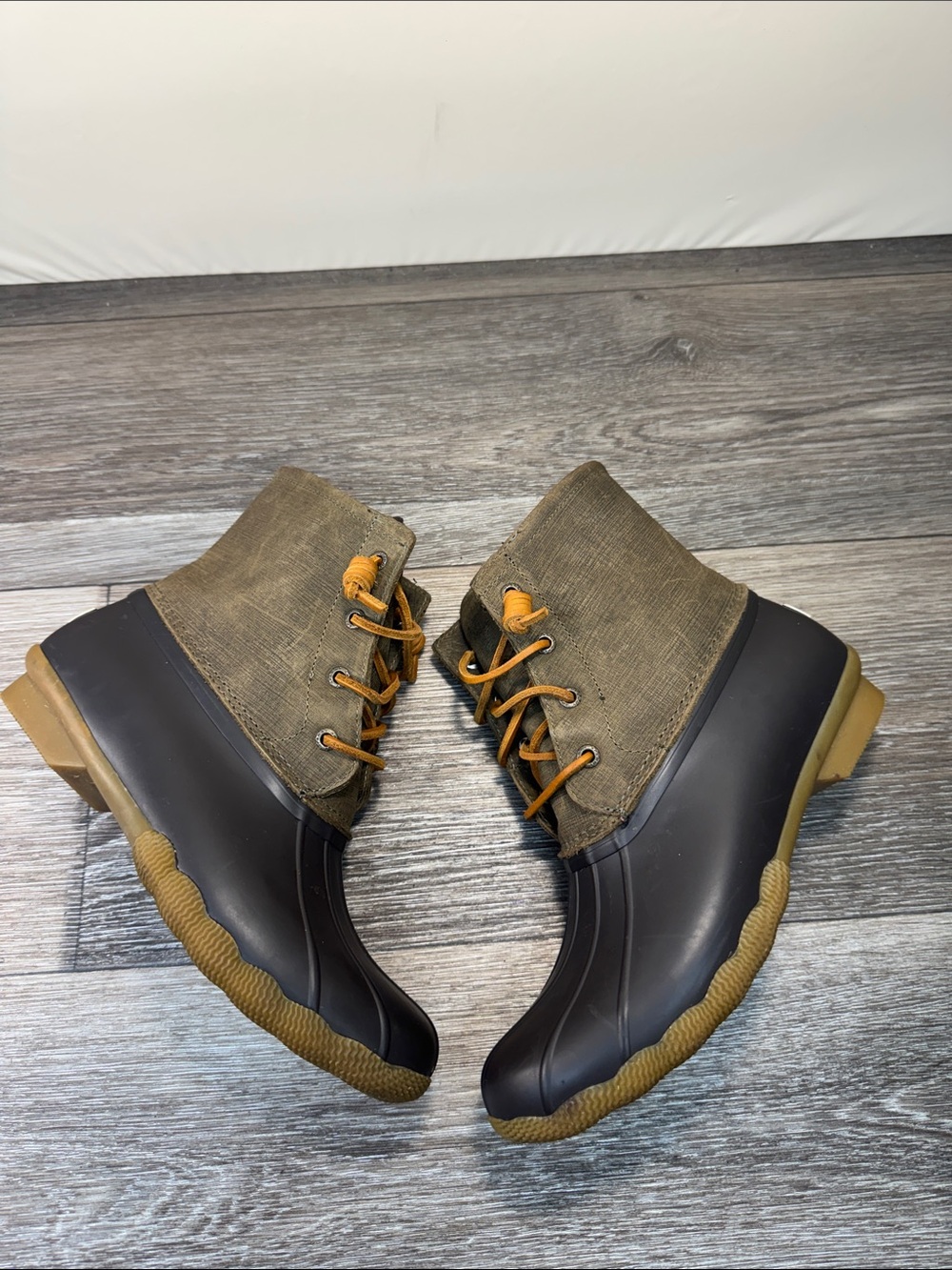 Sperry Olive and Black Duck Boots with Tan Accents woman’s 8.5 (h184)